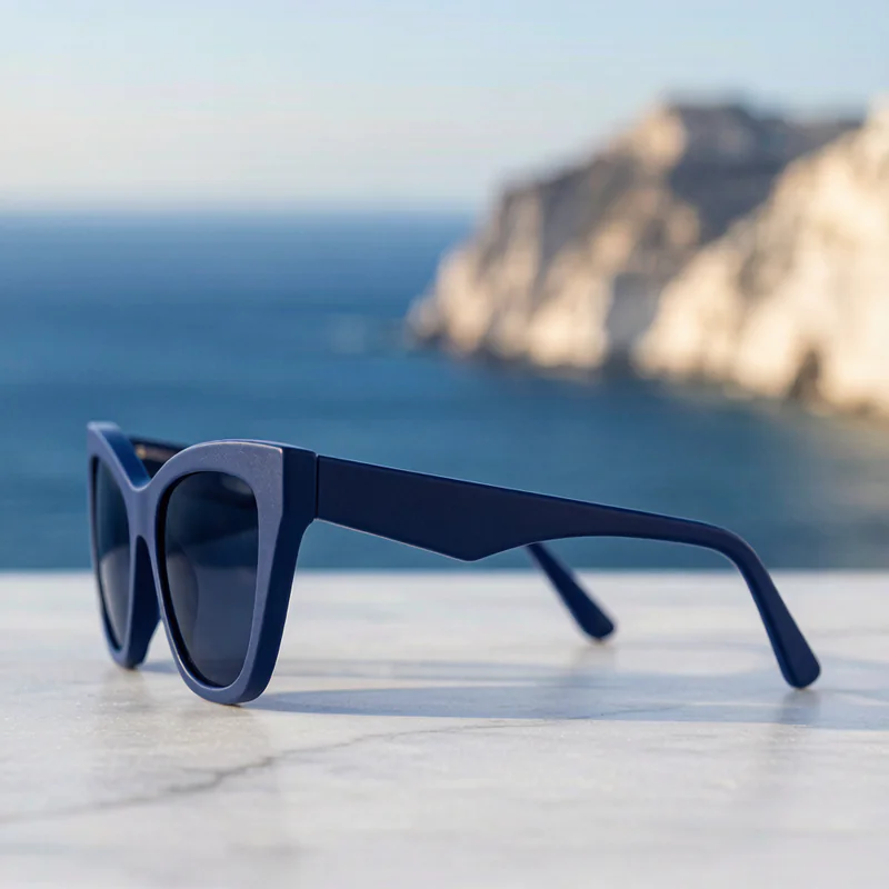 Deepwater LIFT - Navy lifestyle view
