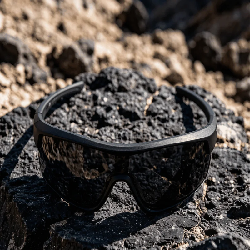 Titan SHADE - Black material detail